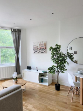 Modern and light 2 bed flat in SW2